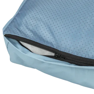 Nahaufnahme eines blauen Kissenbezugs mit Reißverschluss und rutschfester Unterseite.