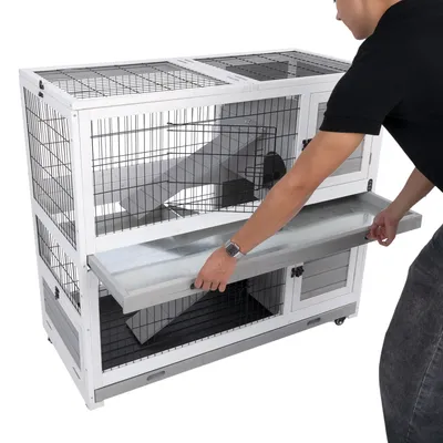 Kleintierkäfig mit Metall-Gitterwänden und herausziehbarer Reinigungsschublade. Innenrampe sichtbar für Zugang zwischen Ebenen.