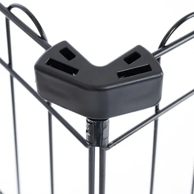 Détail d’un angle de barrière en métal noir avec protection d’angle en plastique noir, montrant la jonction des panneaux.