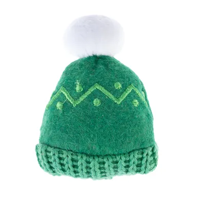 Grüne Filzmütze mit gestricktem Rand, Zickzack-Muster und Punkten, weisse Bommel oben.