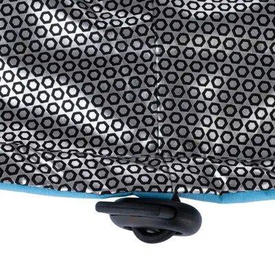 Gros plan sur un tissu à motif hexagonal noir et blanc avec cordon de serrage noir et stoppeur en plastique visible en bas de l’image.