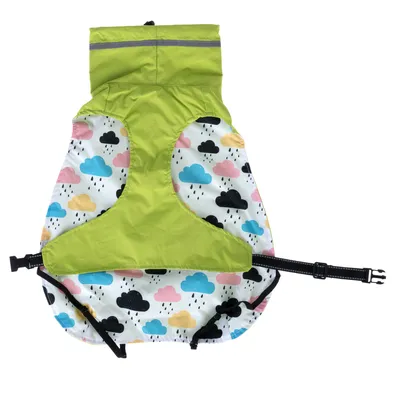Imperméable pour chien en tissu, partie supérieure verte avec bande réfléchissante, côtés à motifs de nuages colorés et gouttes de pluie, sangles réglables noires visibles.