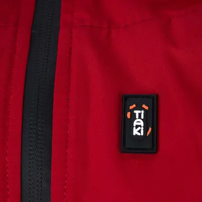 Logo Tiaki su tessuto rosso con cerniera nera.