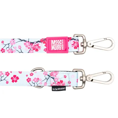 Max & Molly Urban Pets поводок для собак с узором сакуры, металлическим карабином и розовой нашивкой с логотипом.
