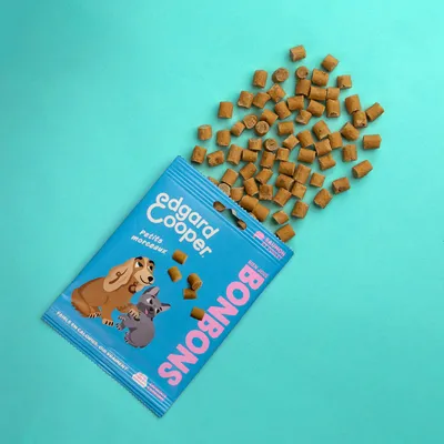 Edgard Cooper bonbons, petits morceaux au saumon et à la dinde. Emballage avec chien et chat. Très faibles en calories et sans céréales.