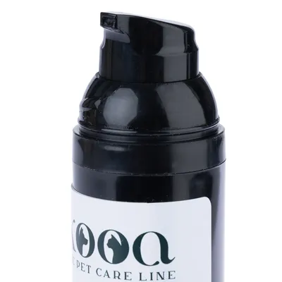 kooa. Premium-Pflegemarke für Haustiere, schwarze Pumpflasche mit Logoaufschrift.