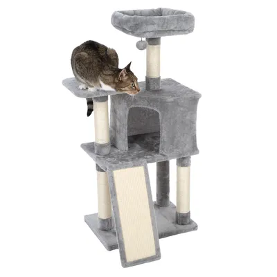 Grauer Kratzbaum mit mehreren Ebenen, Höhle, Liegefläche oben, Sisal-Kratzflächen und schräger Kratzrampe. Katze sitzt auf der mittleren Plattform.