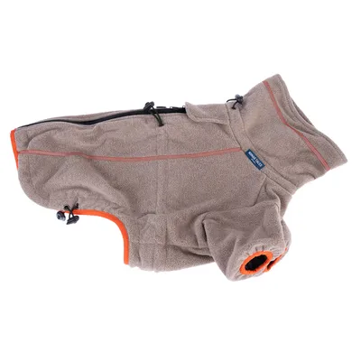 Manteau pour chien en polaire beige avec bordures orange, fermeture zippée sur le dos et cordons de serrage. Étiquette visible : 'SILVER PLUS'.