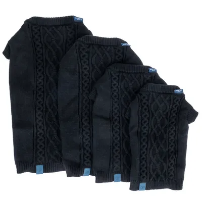 Quatre pulls noirs pour chien en maille, motifs torsadés, étiquettes bleues visibles avec texte « Rukka Pets », tailles différentes alignées côte à côte.