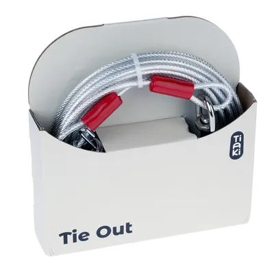 Câble métallique avec extrémités rouges dans une boîte Tiaki, texte visible : Tie Out. Matériau : métal. Marque : Tiaki.