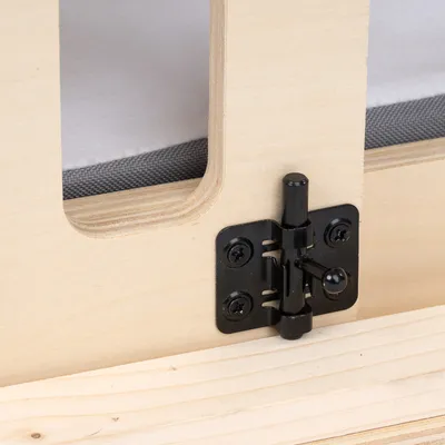 Detailansicht eines schwarzen Metallverschlusses an einer Holzkonstruktion mit grauem Stoff im Hintergrund.