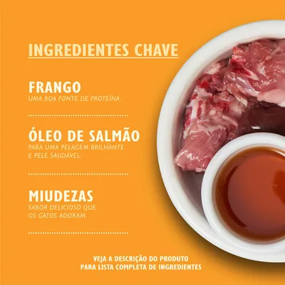Texto: Ingredientes chave. Frango, uma boa fonte de proteína. Óleo de salmão, para uma pelagem brilhante e pele saudável. Miudezas, sabor delicioso que os gatos adoram.
