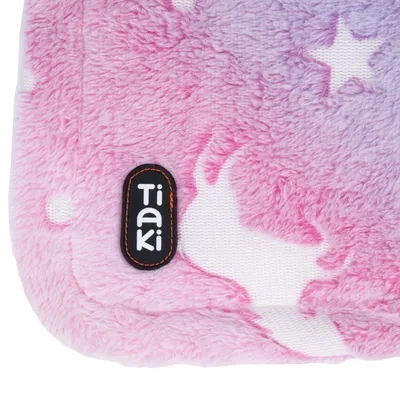 Tiaki-Logo auf einem rosa-lila Plüschstoff mit Stern- und Tiermotiv.