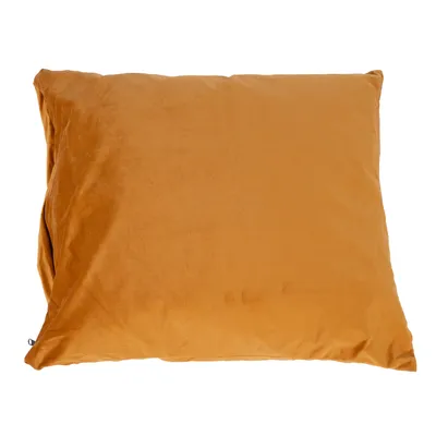 Quadratisches Kissen in orangefarbenem Stoff, glatt und weich, ohne sichtbare Muster oder Verzierungen.