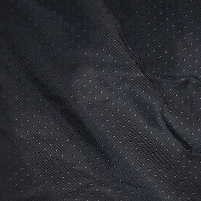 Tissu noir à petits pois blancs, description possible du matériau d’un produit.
