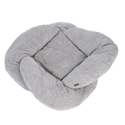 Coussin gris pour animal, forme ovale, tissu à texture côtelée, bords surélevés, étiquette visible sans marque lisible.