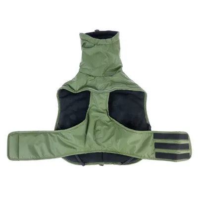 Manteau pour chien vert avec intérieur noir, col montant et fermeture à scratchs visibles sur les côtés. Matière extérieure lisse, doublure en tissu.