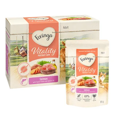 Feringa Vitality Hairball Care Adult, saumon avec patate douce et huile de saumon, 69 % ingrédients d’origine animale, sans céréales, taurine, sachet 85 g visible sur l’emballage.