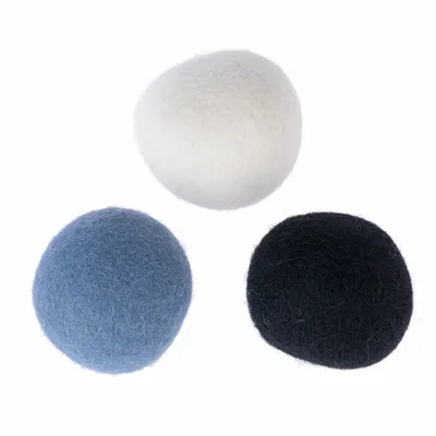 Trois balles rondes en feutre, une blanche, une bleue et une noire, sans marque visible.
