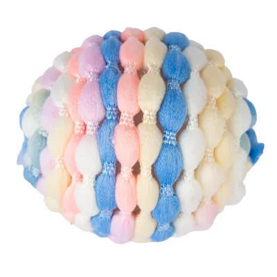 Pelota de tela suave con rayas en tonos pastel azul, rosa, amarillo y blanco.