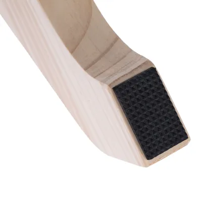 Trästruktur med svart, halkfri gummiyta på undersidan. Detaljvy av en produkt med fokus på material och funktion.