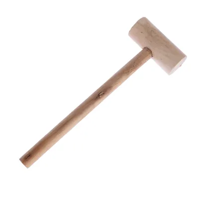 Holzhammer aus naturbelassenem Holz, geeignet für handwerkliche Arbeiten oder DIY-Projekte.
