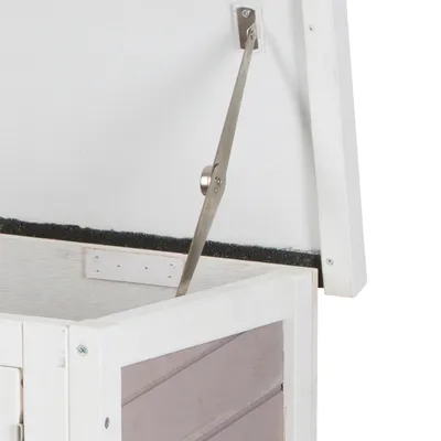 Detailní pohled na dřevěné víko s kovovým držákem, otevřené. Zobrazuje konstrukci a stabilitu víka.