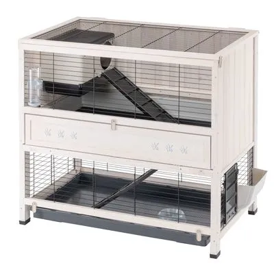 Twee verdiepingen houten knaagdierenkooi met metalen tralies, zwarte kunststof ladders, drinkfles en uitschuifbare lade onderin. Geschikt voor binnengebruik.