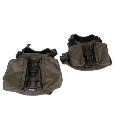 Nomad Tales Hundegeschirr mit Taschen, olivgrün, robustes Design mit verstellbaren Gurten und Schnallen.