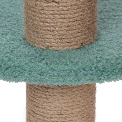 Kratzbaumdetail mit Sisalseil und grünem Teppichmaterial.