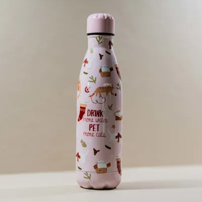 Rosa Trinkflasche mit Aufschrift 'Drink more water, pet more cats' und weihnachtlichen Illustrationen wie Geschenke, Zweige und Tiere.