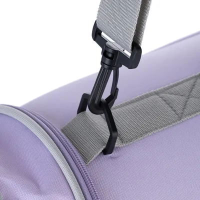 Gros plan sur une sangle grise en tissu avec mousqueton en plastique noir, fixée à un sac violet avec fermeture éclair visible.