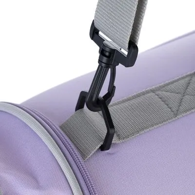 Pormenor de alça ajustável em tecido cinzento com mosquetão de plástico preto presa a saco ou transportadora lilás com fecho visível.