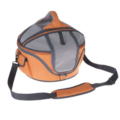 Transportadora para animais de estimação em tecido laranja e cinzento, com alça ajustável e painéis de rede com fecho de correr visível no topo.