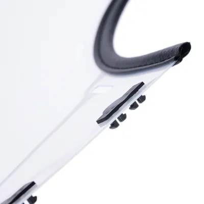Détail d’un panneau transparent en plastique avec bordure noire et attaches noires visibles, sans marque ni texte apparent.