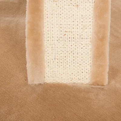 Detail van kraboppervlak met sisal in het midden en beige pluche stof aan de randen, materiaal close-up zonder zichtbaar merk of tekst.