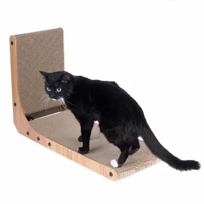 Μαύρη γάτα πάνω σε ξύστρα από κυματοειδές χαρτόνι με ξύλινο πλαίσιο, κατάλληλη για ξύσιμο και παιχνίδι.