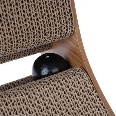 Λεπτομερής προβολή παιχνιδιού ξυσίματος από κυματοειδές χαρτόνι με ενσωματωμένη μαύρη μπάλα για διαδραστικό παιχνίδι.