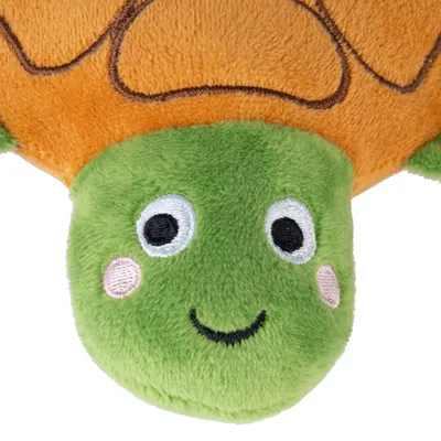 Plyschleksak i sköldpaddsform med grönt huvud, orange skal och broderat ansikte. Passar för husdjur att leka eller mysa med.