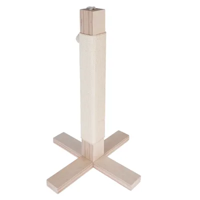 Krabpaal van licht hout met sisal omwikkelde stam en kruisvoet voor stabiliteit.