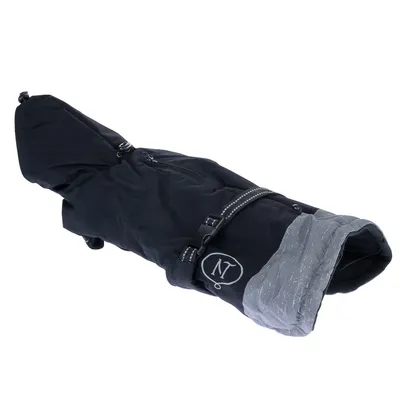 Manteau pour chien noir avec capuche, bande grise réfléchissante et logo 'N' visible sur le côté. Fermeture par sangle ajustable.