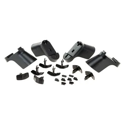 Set zwarte kunststof onderdelen en bevestigingsclips, bestaande uit vier grote en meerdere kleine stukken. Alle onderdelen zijn los weergegeven op een witte achtergrond.