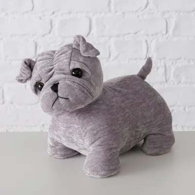Peluche grigio a forma di cane con occhi neri e orecchie corte, su sfondo bianco.