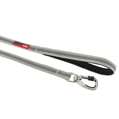 Lesă gri pentru câini cu mâner căptușit și carabină metalică, eticheta mărcii 'DOG Copenhagen' vizibilă.
