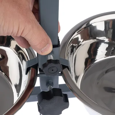Einstellmechanismus für höhenverstellbare Doppel-Futterschale aus Edelstahl mit schwarzem Drehknopf.
