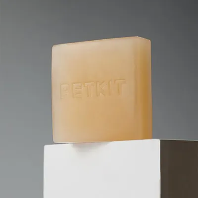 Bloc carré translucide avec l’inscription PETKIT en relief sur la face avant, sans autre texte ou indication visible.