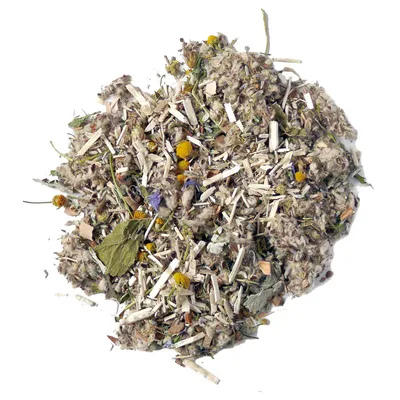 Mischung aus getrockneten Kräutern, Blüten und Pflanzenbestandteilen, darunter Kamille, Blätter und Holzstücke. Geeignet als Ergänzungsfutter für Kleintiere.