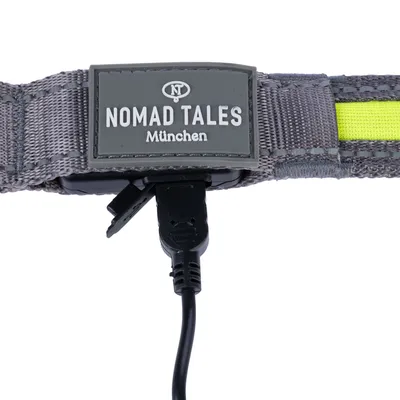 Nomad Tales München hondenhalsband met USB-oplaadpoort, grijze stof en zichtbare gele streep.