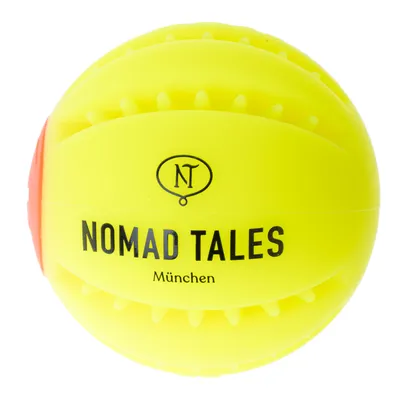 Gul bold med dupper, påskriften 'Nomad Tales München' og logoet 'NT'.