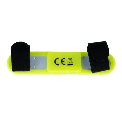 Gelbes LED-Band mit CE-Kennzeichnung und durchgestrichenem Mülleimer-Symbol, zwei schwarze Klettverschlüsse sichtbar.